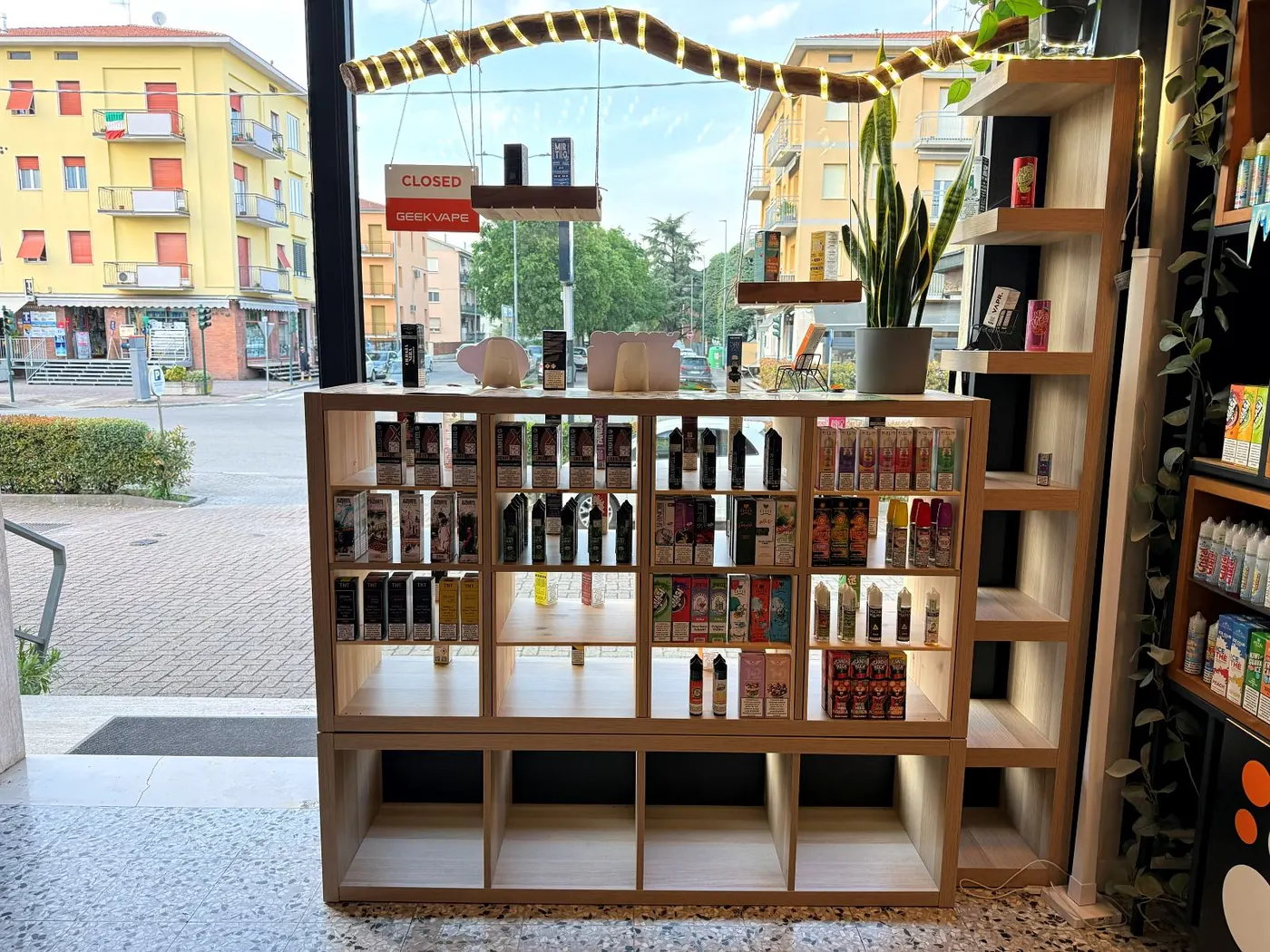 Banco e prodotti del punto vendita L’Oasi dello Svapo Parma in Via Emilia Ovest